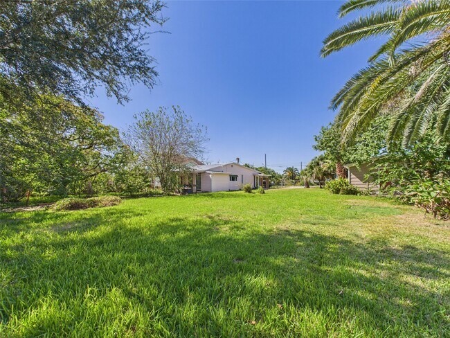 Building Photo - 713 6th St