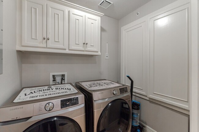 Building Photo - 7039 Kingston Cove Ln