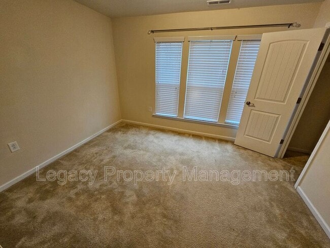 Building Photo - 1024 Saffron Lp