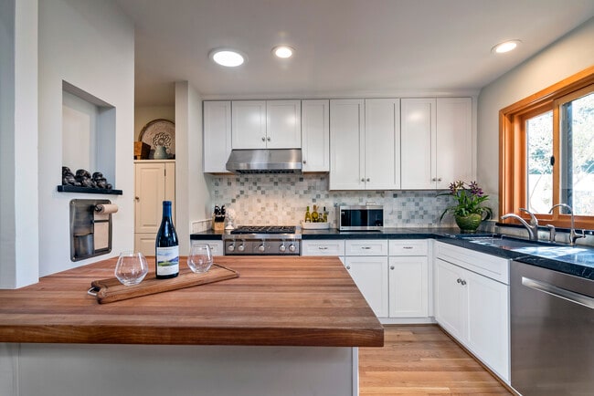 Building Photo - 548 San Ysidro Rd