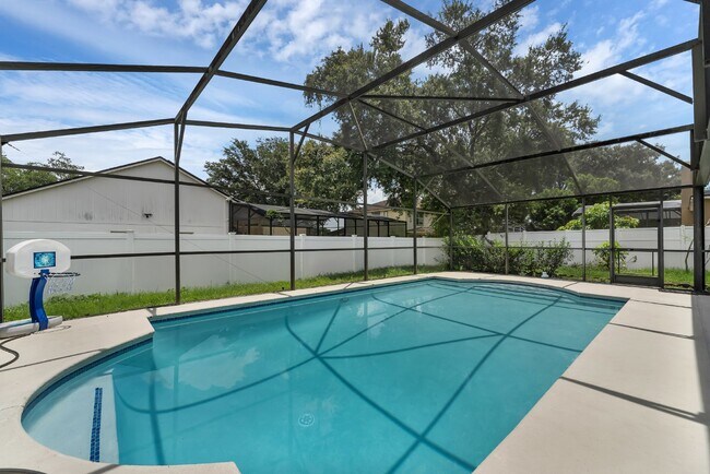 Building Photo - Spacious 6-bedroom, 3-bathroom and pool Tu...