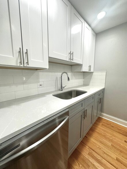 6954 Sheridan Studio Available Now - 6954 N Sheridan Apartments