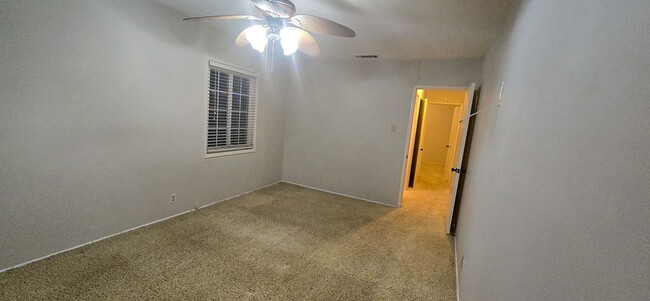 Building Photo - 3 Bedrooms 2.5 Bathrooms Corner Lot, Lakew...