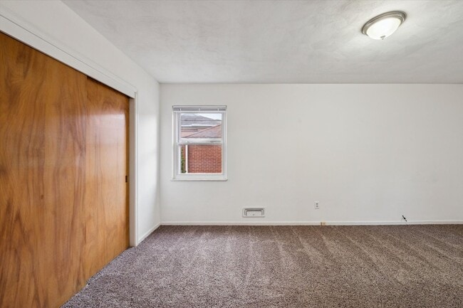 Building Photo - 2127 Collinway St