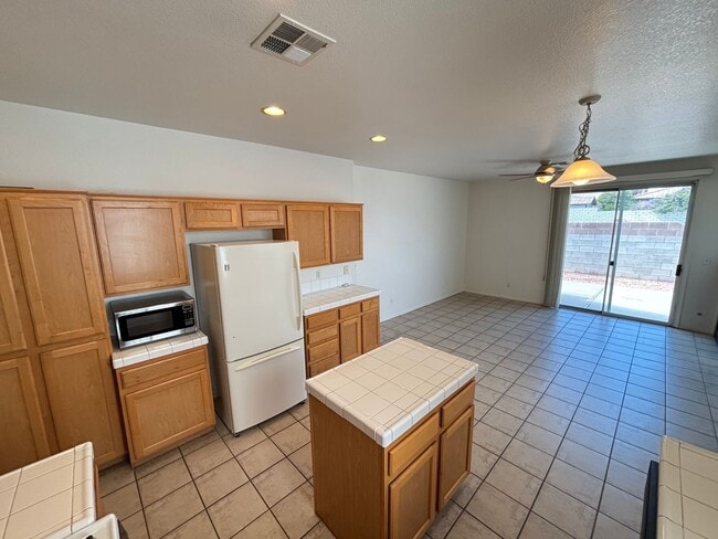 Building Photo - Beautiful 3Bed/2Bath Single Story Home loc...