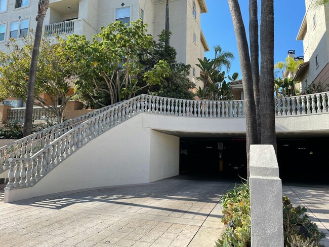 Building Photo - 640 Camino De La Reina