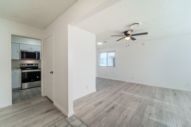 Building Photo - Cute remodeled unit!