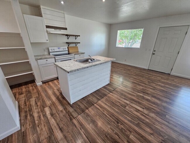 Building Photo - 2 Bedroom 1 Bath Apartment for Rent in Corning!