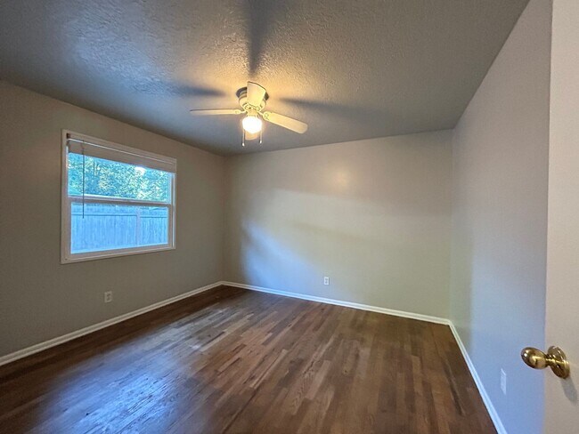 Building Photo - Spacious 3 Bed, 1.0 Bath House - Fully Fen...