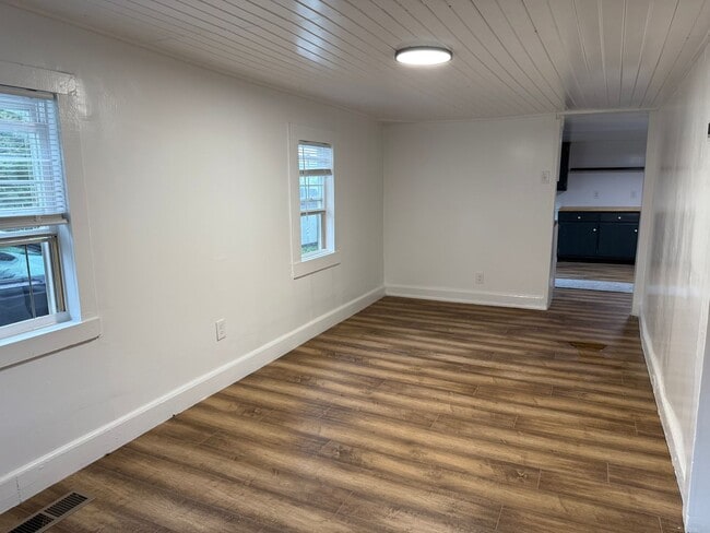 Building Photo - Newly Renovated 3 Bedroom 1.5 Bathroom Hom...