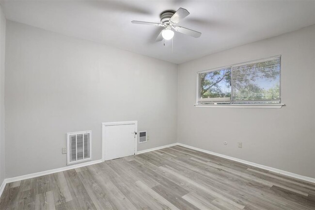 Building Photo - 10831 Sugar Hill Dr
