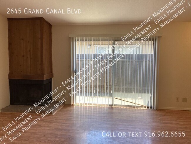 Building Photo - Nicely Updated Duplex