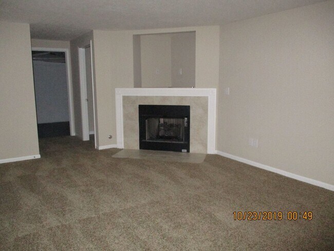 Building Photo - Traditions at Powell