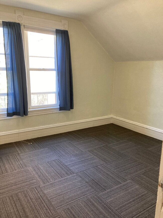 Building Photo - Three Bedroom Single-Family Home Close To ...