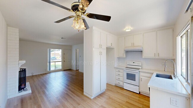 Building Photo - Ren Cir