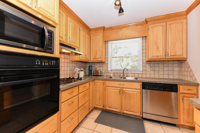 Building Photo - 3409 Cottage Pl