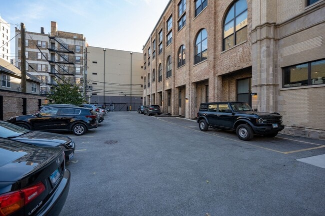 Building Photo - 5029 N Kenmore Ave