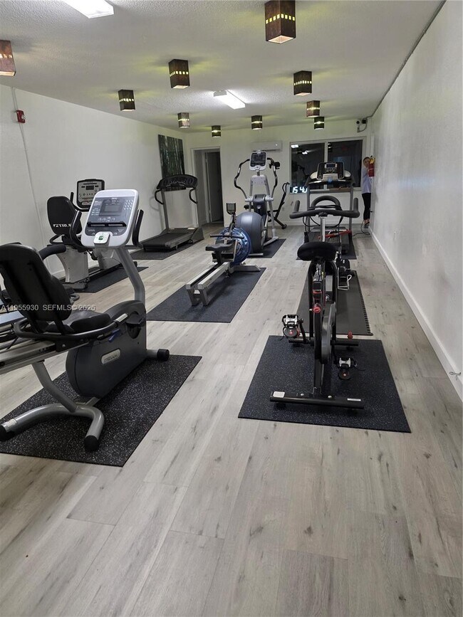 Building Photo - 1351 NE 191st St