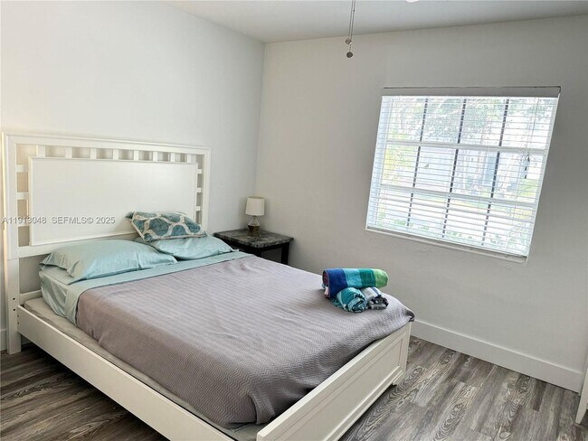 Building Photo - 301 NE 15th Ave