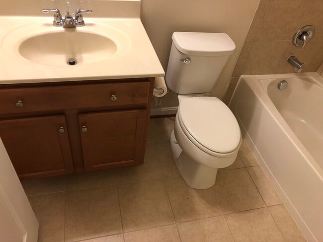 guest bathroom on third floor - 9814 Smithview Pl