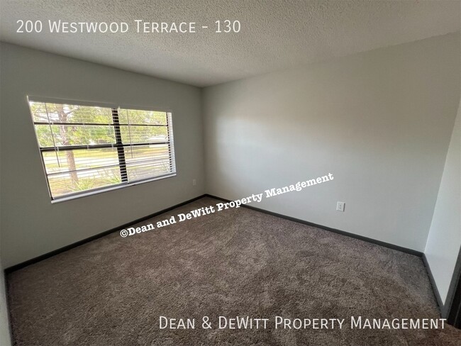 Building Photo - 2/1.5 Townhome w/ Pool - For Rent