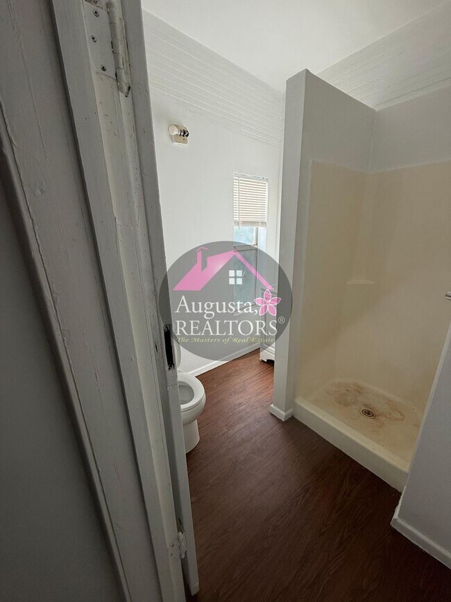 Building Photo - Large one bedroom near ACU