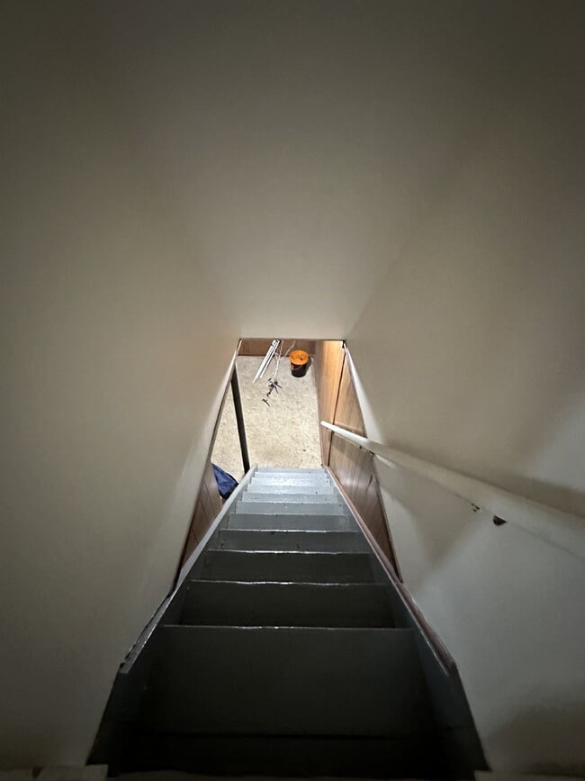 Building Photo - 3 bed 1 bath house close to UWEC and Water St! Available June 1st