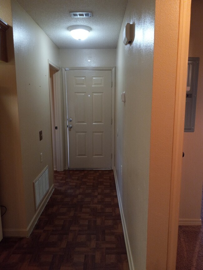 Building Photo - Cute patio home convenient to shopping and much more!