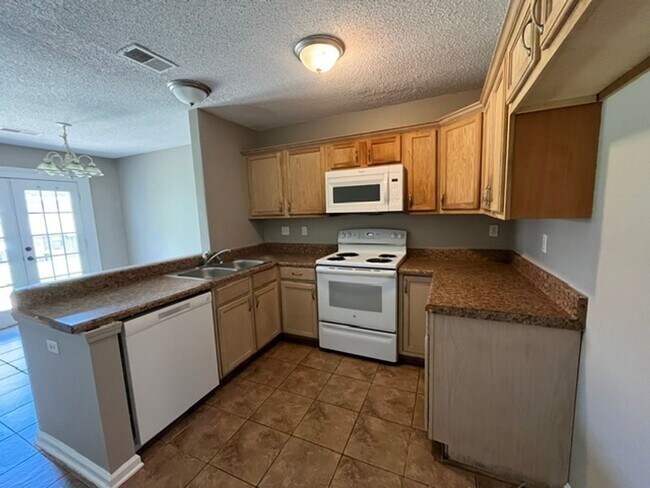 Building Photo - Renovated 3 Bedroom 3 Bath Townhome for Rent!
