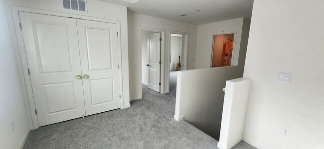 Building Photo - Beautiful 3 Bedroom 2.5 Bathroom Home in E...