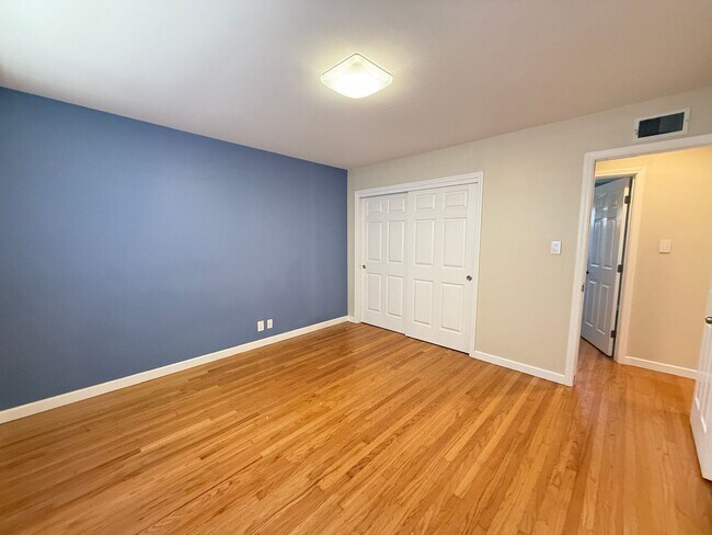 Building Photo - Updated single-level home located in the highly sought-after Killarney Farms neighborhood of Sant...