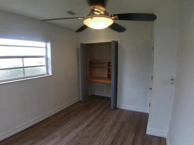 Building Photo - 854 Normandy Trail