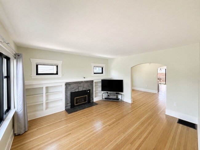 Building Photo - Fully Remodeled Ballard 5 Bed/2 Bath Home w/ A/C!