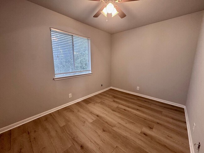 Building Photo - Cedar Park Condo  Freshly Updated