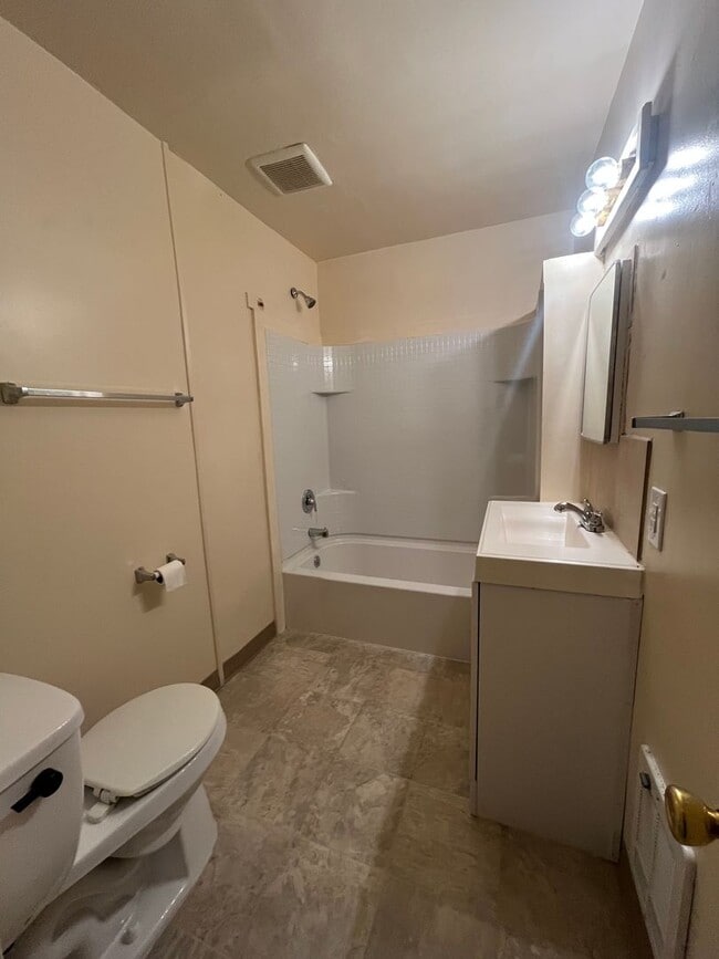 Building Photo - 1-Bedroom 1-Bathroom apartment in Whitaker