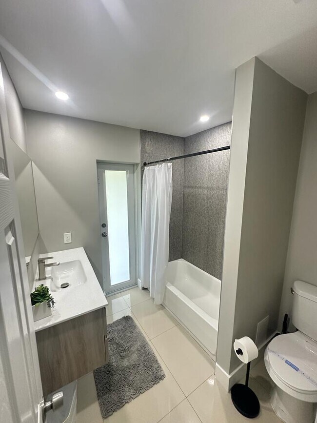 Building Photo - 426 SW 8th Ave