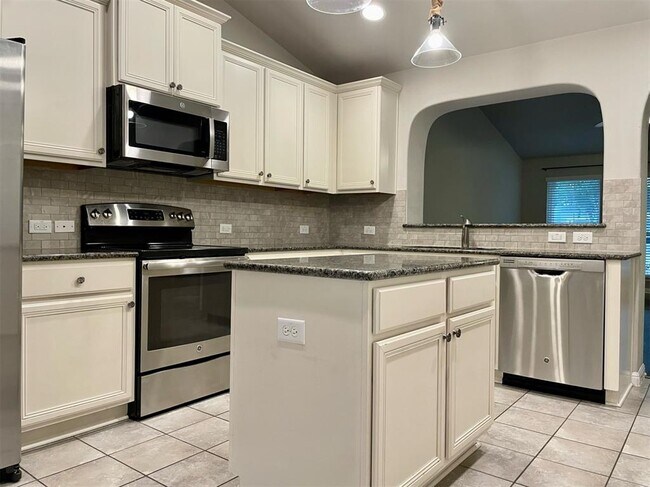 Building Photo - 18320 Friendship Hill Dr