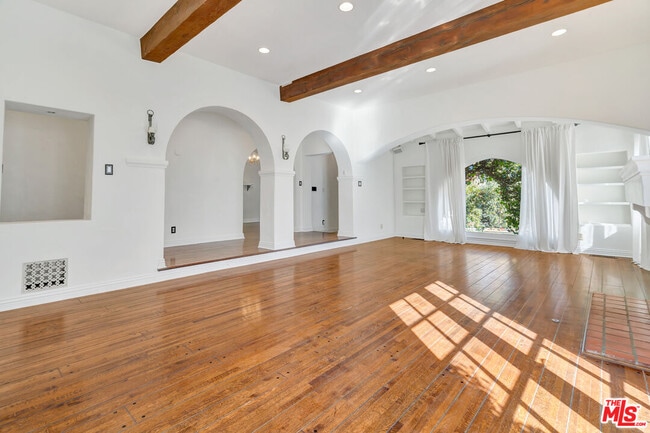 Building Photo - 10587 Holman Ave