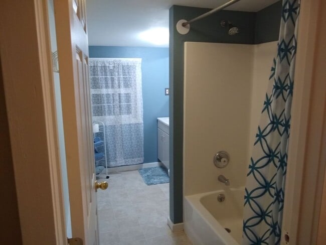 Building Photo - Close to Downtown Upper Level Apartment