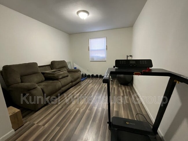 Building Photo - 1935 Chevy Dr