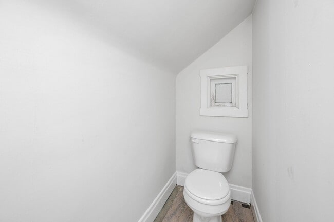 Building Photo - CHEVIOT- Charming 3 bedroom 1.5 bath