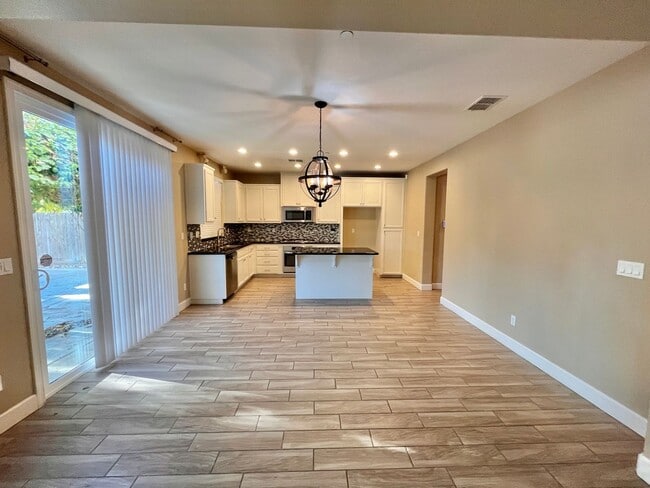 Building Photo - Beautiful 5 bed 3 1/2 bath with SOLAR! Great location!