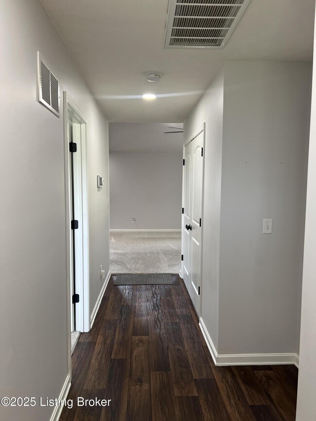 Building Photo - 220 Meadowcrest Dr