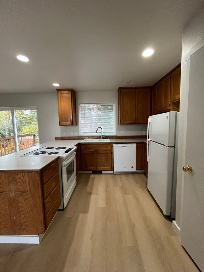 Building Photo - Spacious Four Bedroom Home with Bonus Room - Toledo St