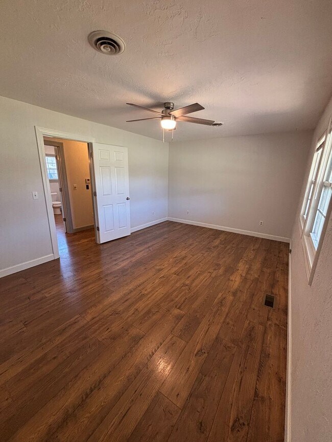 Building Photo - CUTE 1 Bedroom 1 Bathroom Home available NOW in NIXA!!