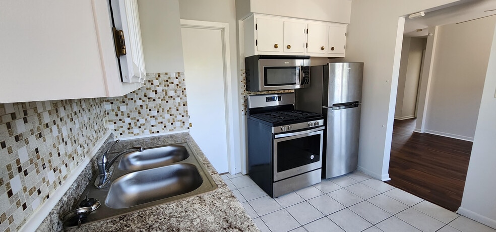 Building Photo - 6163 N Leavitt St