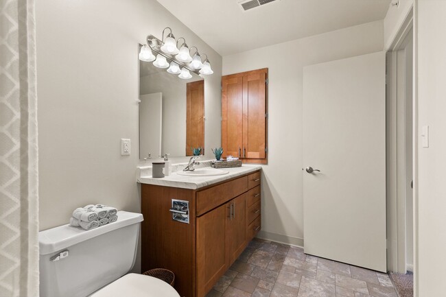 Building Photo - Two Bedroom Contemporary Style Apartment o...