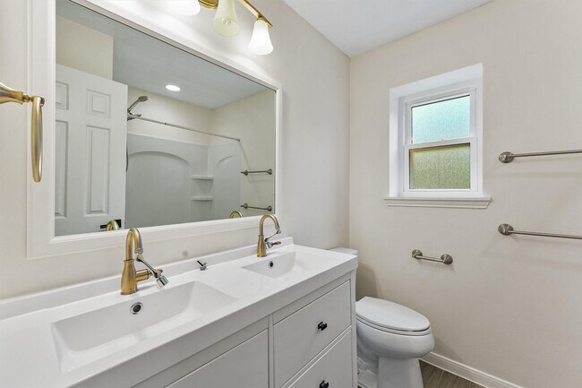 Building Photo - 417 W Hillary Cir