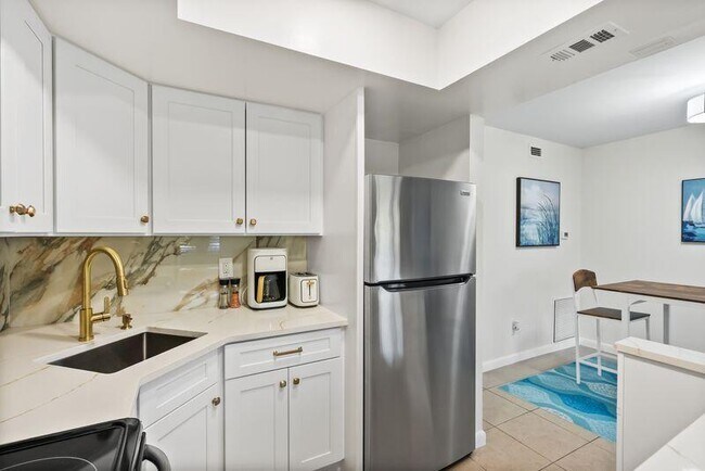 Building Photo - 2319 Tamarind Dr