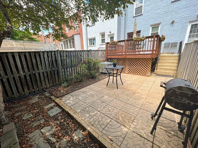 Building Photo - Charming 2 Bed 2 Bath Brick Townhome With A Fully Fenced Yard In Beautiful Foxcroft Heights